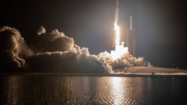 Εκτοξεύθηκε ο πύραυλος της SpaceX που μεταφέρει τέσσερις αστροναύτες στον Διεθνή Διαστημικό Σταθμό